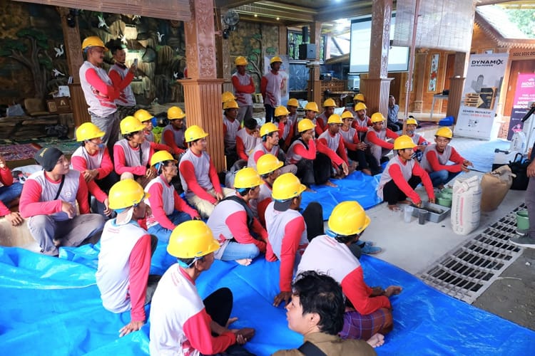SIG-Semen Gresik Adakan Bimtek untuk Mandor dan Tukang Bangunan di Rembang