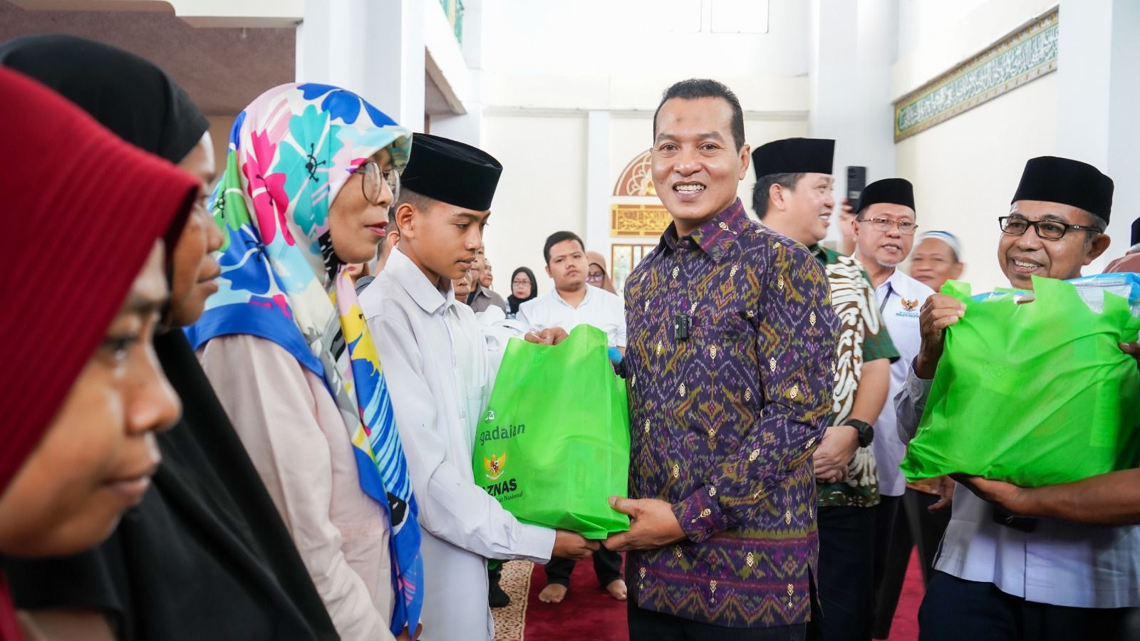 Berbagi Berkah Ramadan, PT Pegadaian Kanwil Manado Serahkan 1.000 Paket Sembako