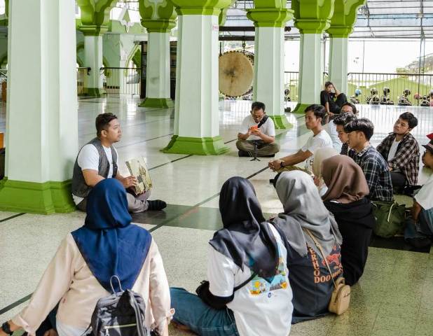 Selain menikmati city touring bersama Yamaha Fazzio & Filano, peserta juga diajak mengunjungi destinasi masjid bersejarah di Kota Magelang. (Istimewa)