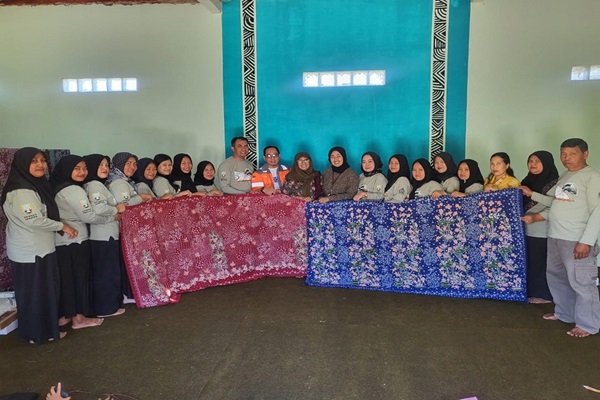 Batik Tulis Pasucen, Warisan Budaya Tradisional Asli Desa yang Difasilitasi RB Rembang Semen Gresik