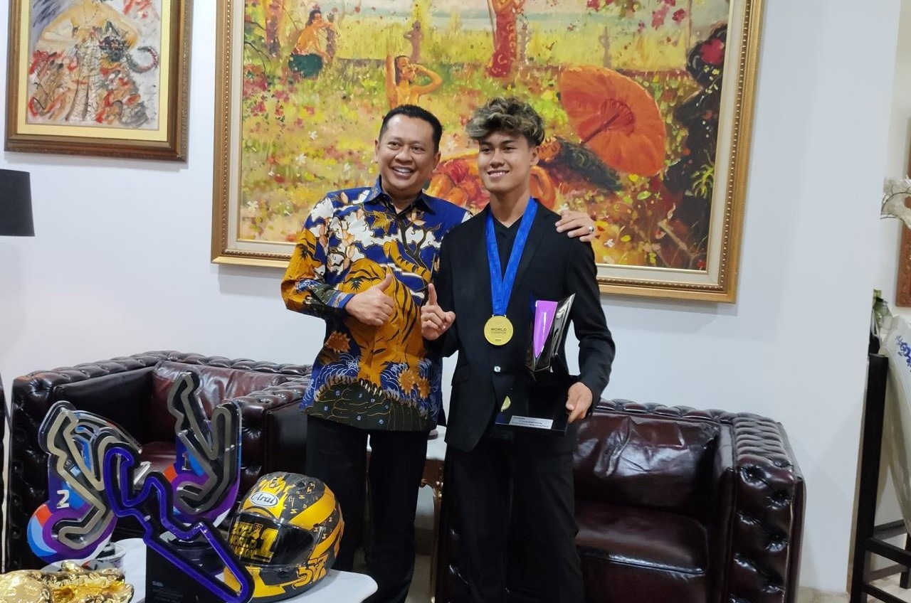 Pembalap Yamaha Indonesia, Aldi Satya Mahendra (kanan) bersama Ketua Umum Ikatan Motor Indonesia (IMI), Bambang Soesatyo.(Istimewa)
