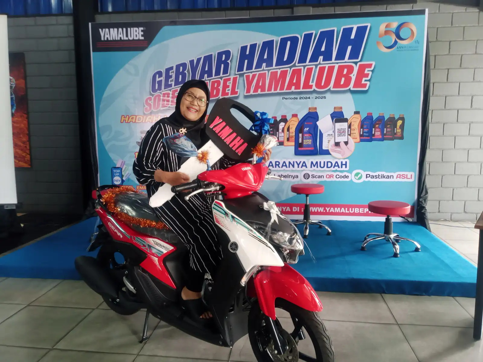 Senangnya Pensiunan Guru di Salatiga Dapat Hadiah Motor dari Yamalube Sobek Label