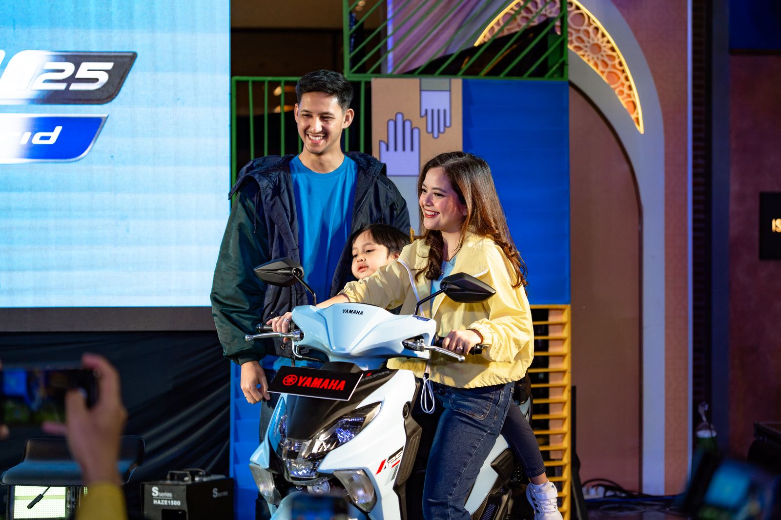 Artis Tasya Kamila dan keluarga saat peluncuran sepeda motor terbaru Yamaha Gear Ultima pada Jumat (7/3/2025) di Summarecon Mall Bandung, Jawa Barat. (Istimewa)