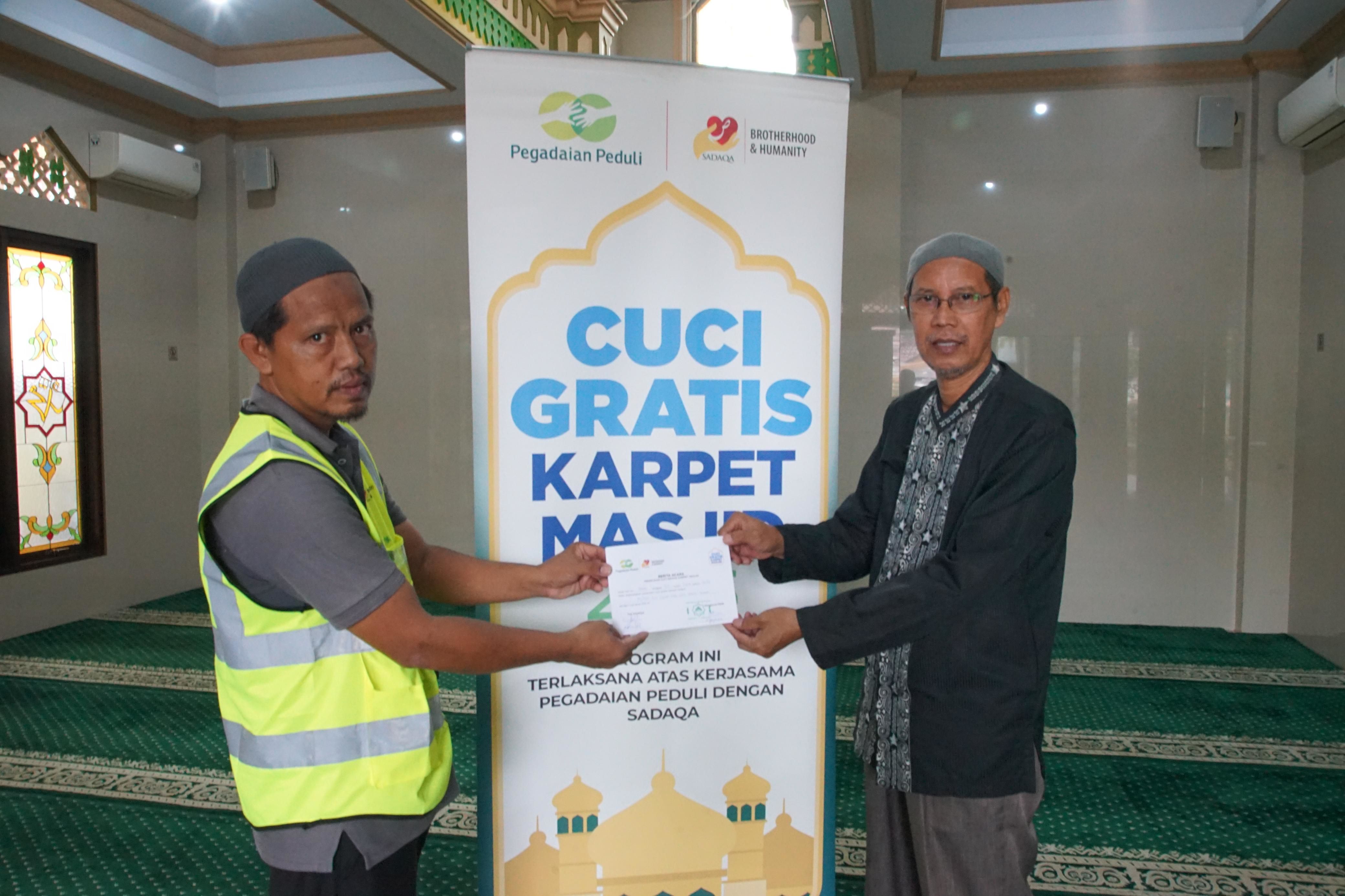 Program Cuci Karpet Masjid Gratis dari Pegadaian Diterapkan di 50 Masjid