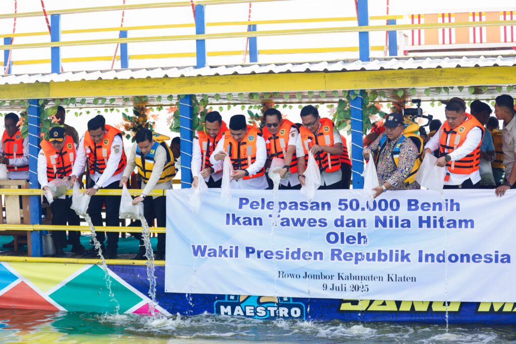 Tingkatkan Perekonomian Warga, Gubernur Jateng Dampingi Wapres Tebar 50.000 Benih Ikan di Rowo Jombor