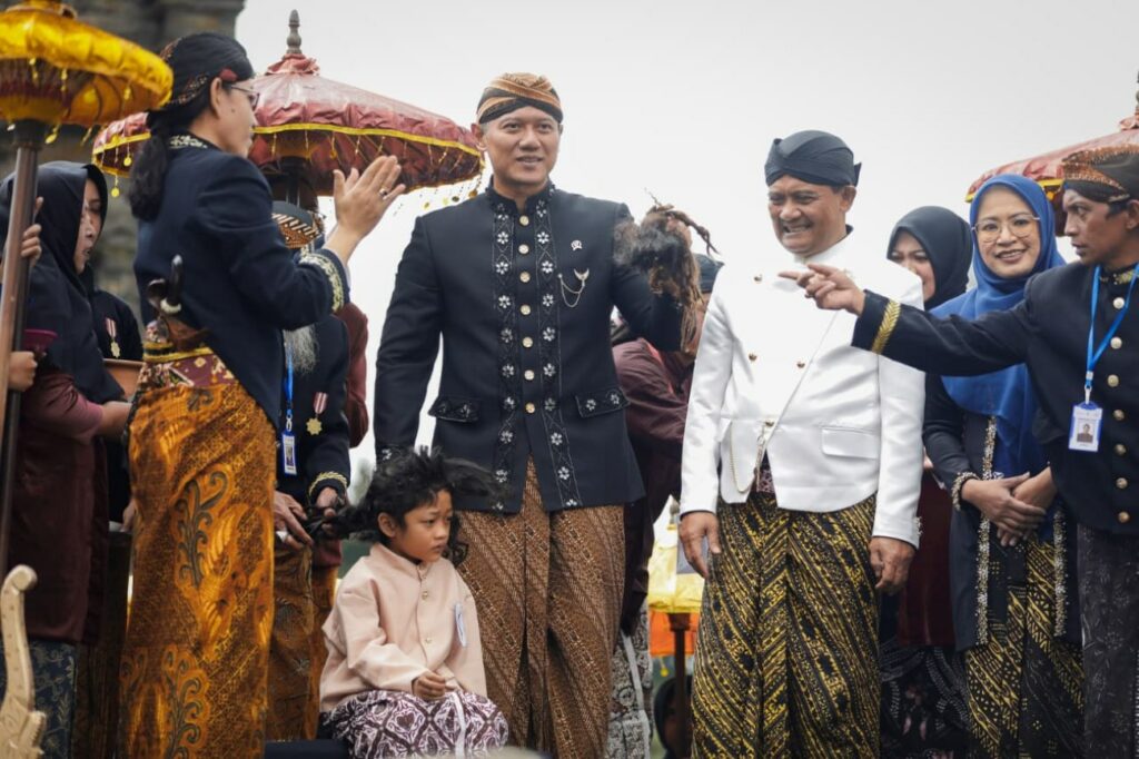 Ahmad Luthfi dan AHY Ikut Cukur Rambut Gimbal di Dieng Culture Festival