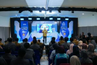 Direktur Utama PT Semen Gresik, Muchamad Supriyadi, memberikan pengarahan dalam awarding SGIC VIII Tahun 2025 digelar di Omah SG, Pabrik Rembang, Kamis (28/8/2025).(Istimewa)