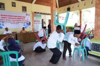 Warga mengikuti kegiatan Sosialisasi dan Simulasi Desa Tangguh Bencana yang digelar PT Semen Gresik kegiatan bekerja sama dengan BPBD Rembang di Desa Dowan, Kecamatan Gunem, Kabupaten Rembang pada Rabu-Kamis (6–7/8/2025).(Istimewa)