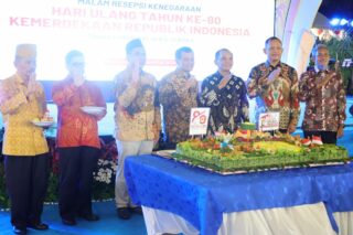 Ketua DPRD Jawa Tengah (Jateng) Sumanto (ketiga dari kanan) bersama Gubernur Jawa Tengah Ahmad Luthfi (keempat dari kanan dan sejumlah pejabat. (Istimewa)