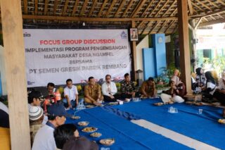 Senior Manager of Communication & CSR PT Semen Gresik, Sulistyono, menyerahkan ribuan bibit ikan air tawar dan melepaskan ikan di aliran sungai Lusi bersama kepala desa Ngampel, Mohamad Astiadi Maryanto, Senin (1/9/2025).(Istimewa)