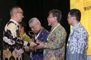 Direktur Operasi PT Semen Gresik, Benny Ismanto, menerima secara langsung piala penghargaan Rintek 2025 dari Menteri Perindustrian, Agus Gumiwang Kartasasmita (kiri) di JICC, Jumat (17/9/2025). (Istimewa)