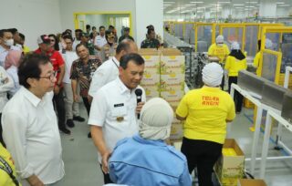 Gubernur Jawa Tengah, Ahmad Luthfi saat meninjau pabrik Tolak Angin belum lama ini. (Istimewa)