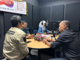 Ketua DPRD Jateng Sumanto (kanan) saat menjadi salah satu narasumber Dialog Radio “Hari Kesaktian Pancasila: Momentum Kuatkan Ideologi Bangsa” di Studio Radio Sonora Semarang, Jumat (3/10/2025). (Istimewa)
