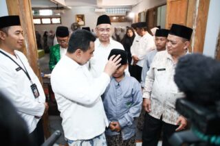 Wakil Gubernur Jawa Tengah, Taj Yasin Maimoen (kedua dari kiri)saat mengunjungi Pondok Pesantren Roudlotuth Tholibin Bendan, Kabupaten Kudus, Selasa (21/10/2025).(Istimewa)