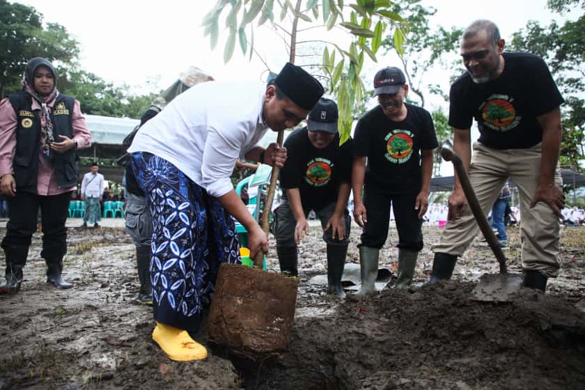 Prihatin Sedimen Tinggi, Wagub Taj Yasin Tanam Pohon Buah di Waduk Mrica Banjarnegara