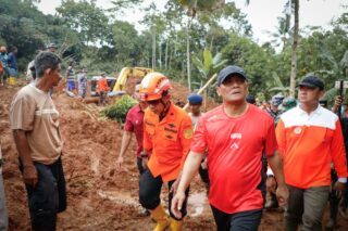 Gubernur Ahmad Luthfi meninjau lokasi bencana longsor Desa Cibeunying, Kecamatan Majenang, Kabupaten Cilacap, Minggu (16/11/2025). (Istimewa)