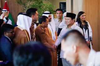 Gubernur Jawa Tengah, Ahmad Luthfi mendampingi Presiden RI Prabowo Subianto dan perwakilan Pemerintah Uni Emirat Arab (UEA) Syeikh Theyab Bin Mohamed Bin Zayed Al Nahyan meresmikan Rumah Sakit Kardiologi Emirates-Indonesia (RS KEI) di Kota Solo, Rabu (19/11/2025). (Istimewa)