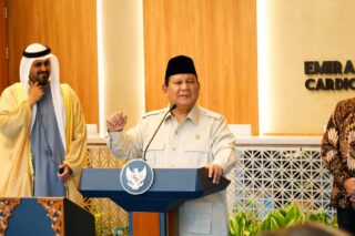 Presiden RI Prabowo Subianto dan perwakilan Pemerintah Uni Emirat Arab (UEA) Syeikh Theyab Bin Mohamed Bin Zayed Al Nahyan meresmikan Rumah Sakit Kardiologi Emirates-Indonesia (RS KEI) di Kota Solo, Rabu (19/11/2025). (Istimewa)