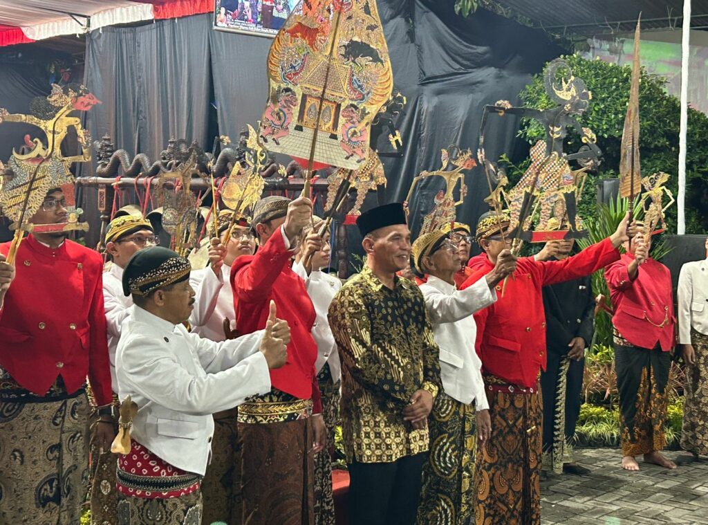 Ketua DPRD Jateng Sumanto Pentaskan Wayang Kulit 30 Jam Nonstop dengan 23 Dalang