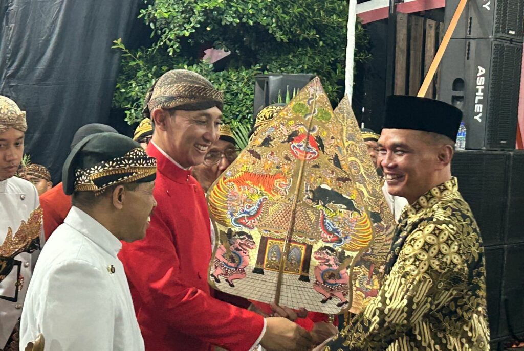 Ketua DPRD Jateng Sumanto Dinobatkan Sebagai Bapak Wayang Kabupaten Karanganyar